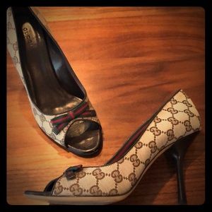 Traditional Gucci open toe pumps Size 9b